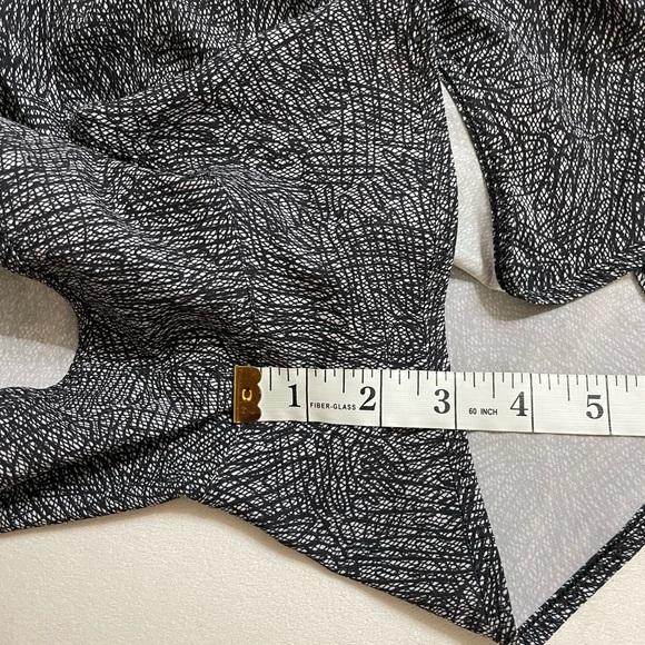 Lululemon Track Shorts 3” Lined Black/White Size 6 - Picture 7 of 7